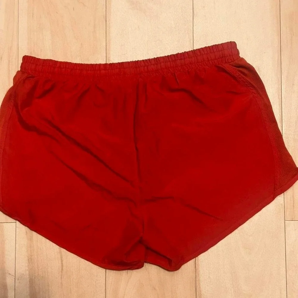 Under‎ Armour Wisconsin Badgers active shorts medium women's